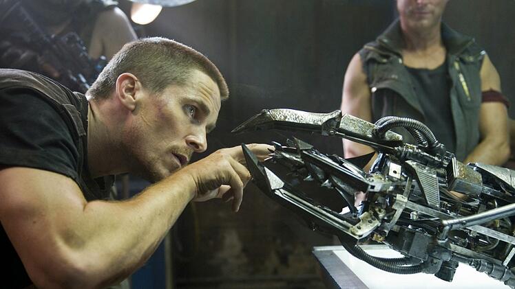Keine Sorge: Die Maschine ist au&szlig;er Funktion. Johns (Christian Bale) Experiment hat funktioniert.
