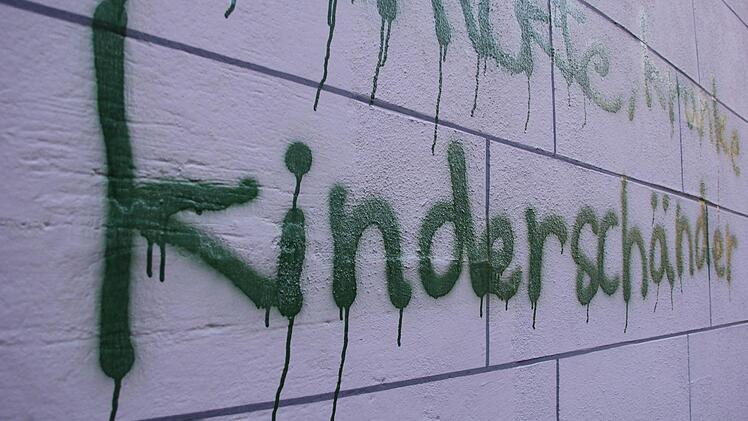 Die Ritterkapelle ist eines der gro&szlig;en Wahrzeichen der Kreisstadt Ha&szlig;furt im Landkreis Ha&szlig;berge. Ein Unbekannter richtete hier durch Schmierereien hohen Sachschaden an.