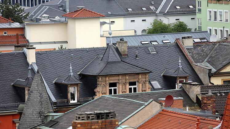 Rund um den Wilhelmsplatz weisen mehrere repräsentative Gebäude historisierende Dachelemente auf.