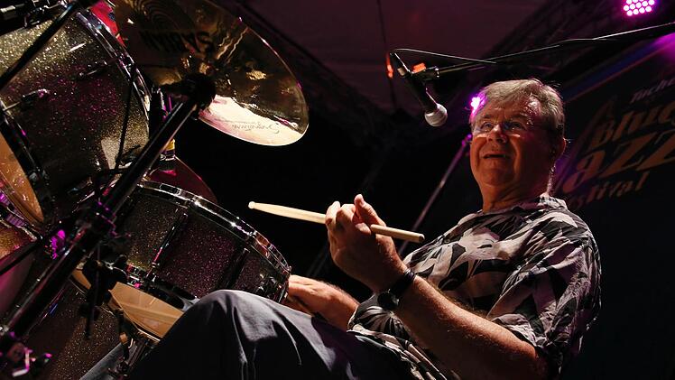 Pete York am Schlagzeug. Foto: Matthias Hoch