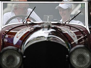 Ein Auto starrt in die Kamera. Symbolfoto: dpa