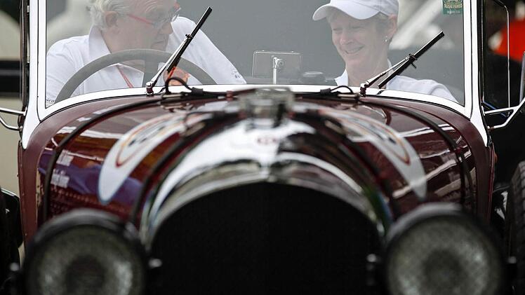 Ein Auto starrt in die Kamera. Symbolfoto: dpa