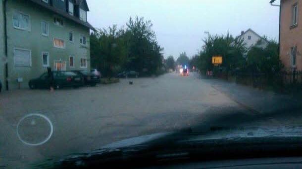 Auch im Kreis Kulmbach, genauer in Neuenmarkt und Schlömen, gab es heftige Regenfälle. Überschwemmte Straßen war die Folge. Danke an unseren Leser Christopher Pittrof für die Fotos.