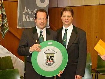 Die beiden Schützenmeister Matthias Kümmet (links) und Frank Jungkunz sind stolz auf den Wanderpreis. Foto: privat
