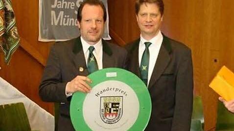 Die beiden Schützenmeister Matthias Kümmet (links) und Frank Jungkunz sind stolz auf den Wanderpreis. Foto: privat