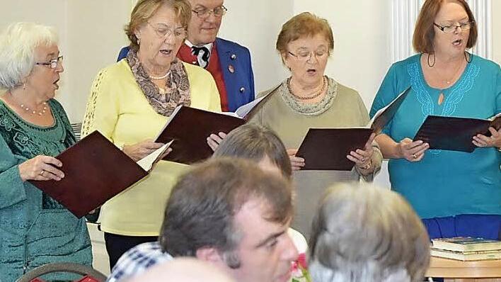 Die Rothenkirchener Stubenmusik und die Frauensinggruppe (im Bild) mit Wolfgang Romig (in Tracht) unterhielten mit Gschichtla, Gedichtla und Liedern.  Foto: K.- H. Hofmann