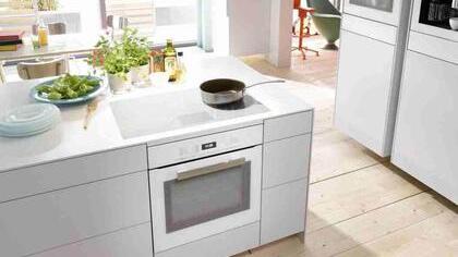 Eine Alternative zu schwarzen Kochflächen ist dieses flexible Induktionskochfeld. Zwei Kochzonen auf der rechten Seite können zu einer großen rechteckigen oder runden Kochstelle zusammengeschaltet werden.