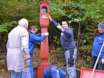Mit vereinten Kräften stellten Mitglieder des Haßbergvereins Jesserndorf den Bildstock "Rote Marter" in der Nähe der Roten Marter bei Bühl auf. Foto: Friedrich Roth
