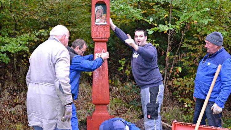 Mit vereinten Kräften stellten Mitglieder des Haßbergvereins Jesserndorf den Bildstock "Rote Marter" in der Nähe der Roten Marter bei Bühl auf. Foto: Friedrich Roth