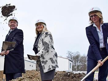 Gleich trifft er: Landrat Johann Kalb mit GKG-Geschäftsführerin Monika Röther und Ministerin Melanie Huml beim Spatenstich Foto: Ronald Rinklef