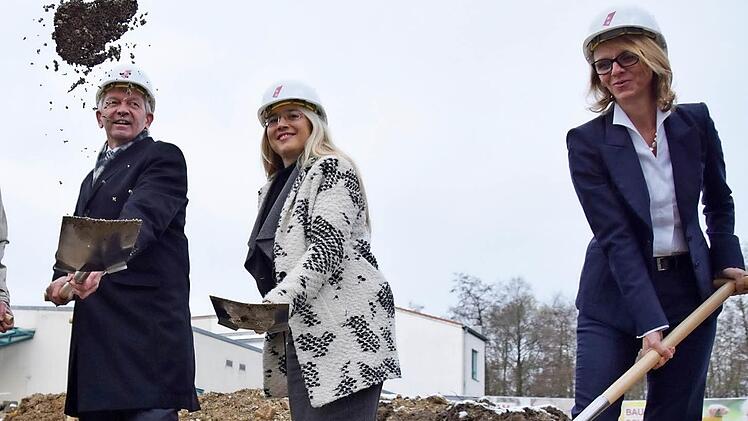 Gleich trifft er: Landrat Johann Kalb mit GKG-Geschäftsführerin Monika Röther und Ministerin Melanie Huml beim Spatenstich Foto: Ronald Rinklef