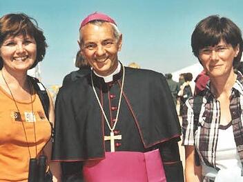 Birgit Greif (links) und Angela Kramer aus Pinzberg mit Bischof Ludwig Schick. Foto: privat