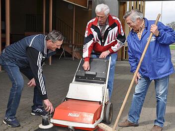 Mit Spaß dabei: Die rüstigen Eggolsheimer Senioren um Georg "Schorsch" Grasser und dessen Bruder Hans sowie Karl Schilling (v.l.) halten die Kehrmaschine am Sportgelände in Schuss.  Foto: Leo Hühnlein