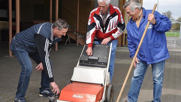Mit Spaß dabei: Die rüstigen Eggolsheimer Senioren um Georg "Schorsch" Grasser und dessen Bruder Hans sowie Karl Schilling (v.l.) halten die Kehrmaschine am Sportgelände in Schuss.  Foto: Leo Hühnlein