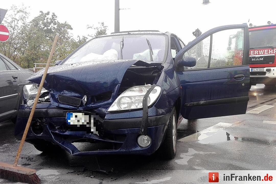 Kollision nach mutmaßlichem Rotlichtverstoß – Eine Person schwer verletzt