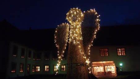 Von weitem zu sehen war der Weihnachtsbasar. Foto: Anton Then