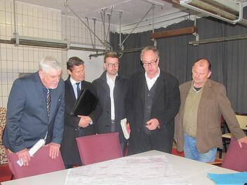 Auf dem Tisch im Schlick 29 liegt die Karte mit den erst einmal 17 Projektideen für das künftige Sanierungsgebiet nördliche Innenstadt/Steinwegvorstadt. Von links: Oberbürgermeister Norbert Tessmer, WSCO-Geschäftsführer Christian Meyer, Alexander Gleußner von der Wirtschaftsförderungssgesellschaft der Stadt Coburg, WSCO-Abteilungsleiter Reiner Wessels und Joachim Träger vom Stadtplanungsamt. Foto: Martin Koch