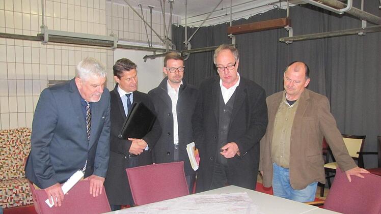 Auf dem Tisch im Schlick 29 liegt die Karte mit den erst einmal 17 Projektideen für das künftige Sanierungsgebiet nördliche Innenstadt/Steinwegvorstadt. Von links: Oberbürgermeister Norbert Tessmer, WSCO-Geschäftsführer Christian Meyer, Alexander Gleußner von der Wirtschaftsförderungssgesellschaft der Stadt Coburg, WSCO-Abteilungsleiter Reiner Wessels und Joachim Träger vom Stadtplanungsamt. Foto: Martin Koch