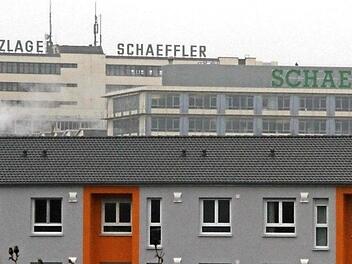 Es ist noch nicht alles geändert. Im Hintergrund prangt noch der alte Schriftzug auf dem Dach, auf dem vorderen Gebäude wurde bereits der "gebrandete" Schriftzug aufgestellt.  Fotos: Michael Busch