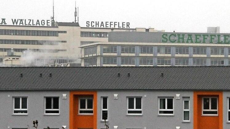 Es ist noch nicht alles geändert. Im Hintergrund prangt noch der alte Schriftzug auf dem Dach, auf dem vorderen Gebäude wurde bereits der "gebrandete" Schriftzug aufgestellt.  Fotos: Michael Busch