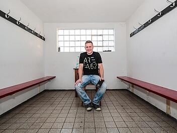 Zum letzten Mal zog sich Michael Hübschmann vor eineinhalb Jahren hier um. Jetzt ist der 42-Jährige stellvertretender Vorsitzender. Fotos: Matthias Hoch
