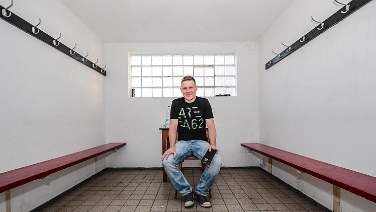 Zum letzten Mal zog sich Michael Hübschmann vor eineinhalb Jahren hier um. Jetzt ist der 42-Jährige stellvertretender Vorsitzender. Fotos: Matthias Hoch