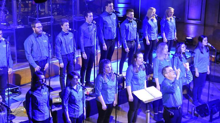 Eine ausgeklügelte Lichtshow begleitete den Auftritt der Sänger von "PraiSing".Foto: Peter Klopf