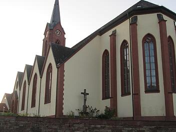 Die Euerdorfer Pfarrkirche bleibt auch weiterhin angestrahlt, jedoch nur bis 23 Uhr.  Fotos: Winfried Ehling