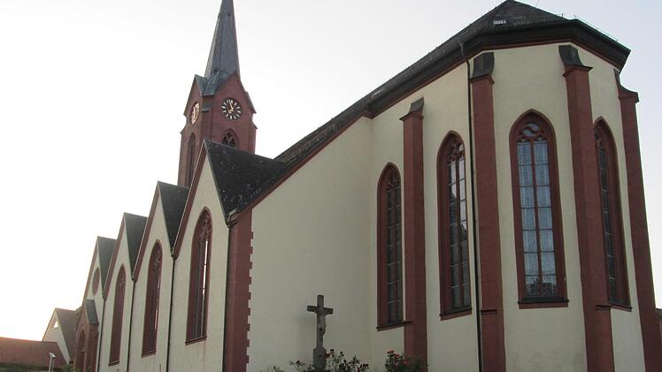 Die Euerdorfer Pfarrkirche bleibt auch weiterhin angestrahlt, jedoch nur bis 23 Uhr.  Fotos: Winfried Ehling
