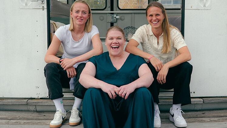 Drei Frauen, die den Fußball lieben (von links): Nationalspielerin Lea Schüller, Fußballfan und Schauspielerin Gisa Flake und Nationalspielerin Klara Bühl: Wie geht man mit Druck um? Wann verhindert er Leistung, wann ist er ungesund, was kann man tun, um sich auf gesunde Art und Weise dem Wettbewerb zu stellen?