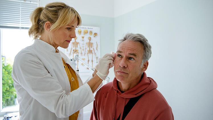 Der Tierarzt Dr. Mandel (Marco Girnth) stellt Nora Kaminskis (Tanja Wedhorn) Geduld abermals auf die Probe.