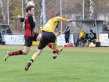 Rassige Duelle lieferten sich der Reichenbacher Lukas Nöth (links) und Manuel Hänelt vom FC Thulba. Foto: ssp