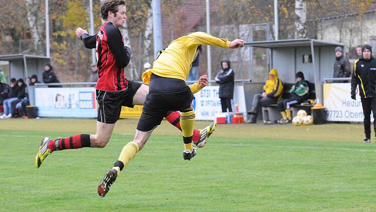 Rassige Duelle lieferten sich der Reichenbacher Lukas Nöth (links) und Manuel Hänelt vom FC Thulba. Foto: ssp