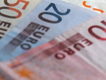 Kirche und Geld: Evangelische Banken in Kassel und Kiel fusionieren. Foto: Arno Burgi, dpa