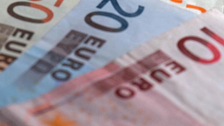 Kirche und Geld: Evangelische Banken in Kassel und Kiel fusionieren. Foto: Arno Burgi, dpa