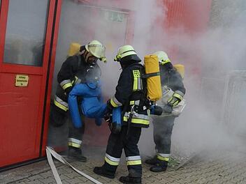 Die Atemschutztrupps holten insgesamt sechs verletzte Personen aus dem Brandherd. Aufgespürt wurden die Vermissten durch eine Wärmebildkamera.