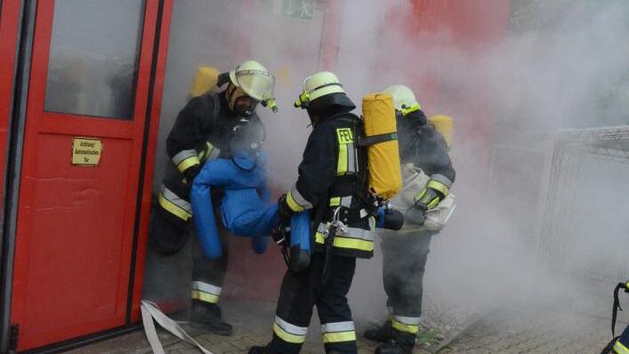 Die Atemschutztrupps holten insgesamt sechs verletzte Personen aus dem Brandherd. Aufgespürt wurden die Vermissten durch eine Wärmebildkamera.