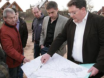 Max Brust vom Ingenieurbüro Weyrauther zeigt, wie der Fahrradweg aus Hallerndorf in Richtung Kreuzberg verlaufen könnte. Foto: Sylvia Hubele