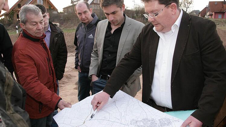 Max Brust vom Ingenieurbüro Weyrauther zeigt, wie der Fahrradweg aus Hallerndorf in Richtung Kreuzberg verlaufen könnte. Foto: Sylvia Hubele