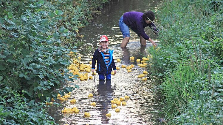 Damit auch keines der Plastikentchen verloren geht, "befreiten" Moritz und Theresa einige aus dem Gestrüpp der Uferböschung.Foto: Helmut Will