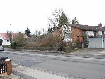 Dieses Haus an der Ecke Albrecht-Dürer-/Richard-Wagner-Straße soll abgerissen werden und Platz machen für drei Reihenhäuser mit jeweils zwei Vollgeschossen. Die Nachbarn haben ihre Zustimmung verweigert. Foto: Andreas Dorsch