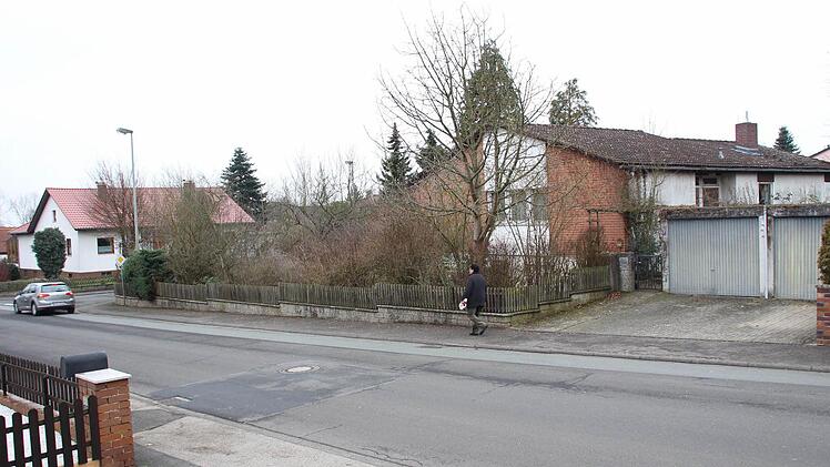 Dieses Haus an der Ecke Albrecht-Dürer-/Richard-Wagner-Straße soll abgerissen werden und Platz machen für drei Reihenhäuser mit jeweils zwei Vollgeschossen. Die Nachbarn haben ihre Zustimmung verweigert. Foto: Andreas Dorsch