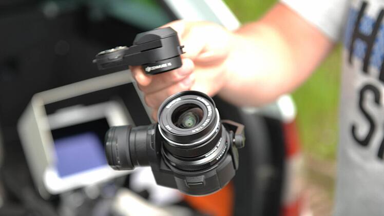 Keine Knöpfe an der Kamera: Das fliegende Auge an der Drohne ist eine Panasonic GH4. Foto: Ronald Rinklef