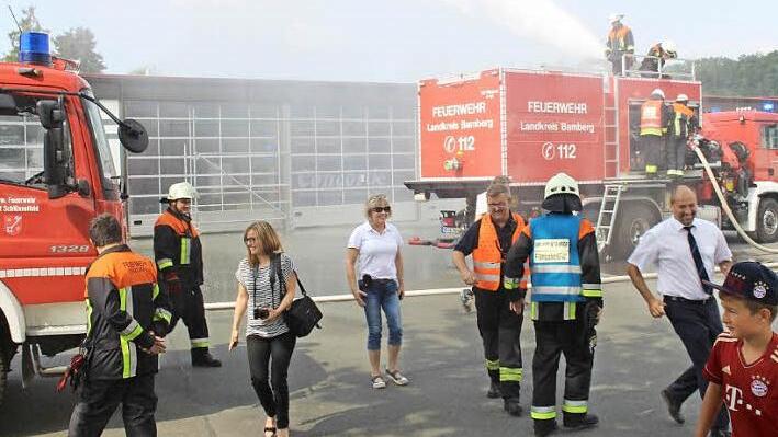 Die Bürgermeister Johannes Krapp (Zweiter von rechts) und Ernst Nickel (Vierter von rechts) fliehen vor einer kalten Dusche. Brandschutzbeauftragte Renate Gojtka (Mitte) beobachtet das Geschehen.