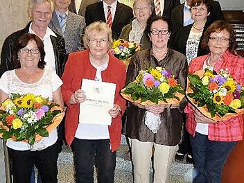 In einer kleinen Feierstunde nahm Landrat Klaus Peter Söllner die Ehrung und Verabschiedung langjähriger Mitarbeiter des Landratsamts vor.  Foto: Werner Reißaus