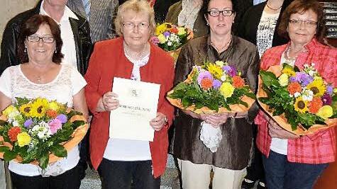 In einer kleinen Feierstunde nahm Landrat Klaus Peter Söllner die Ehrung und Verabschiedung langjähriger Mitarbeiter des Landratsamts vor.  Foto: Werner Reißaus