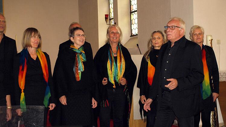 Der Gospelchor "Rainbow" mit dem Solisten Engelbert Reisser (vorne), der aus der Vorderen Schnaid stammt. Foto: Susanne Deuerling