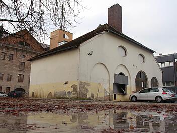 Das denkmalgeschützte Heizhaus im Hinterhof der Kulturfabrik soll renoviert werden. Vorher müssen aber Altlasten raus.  Foto: Christian Bauriedel