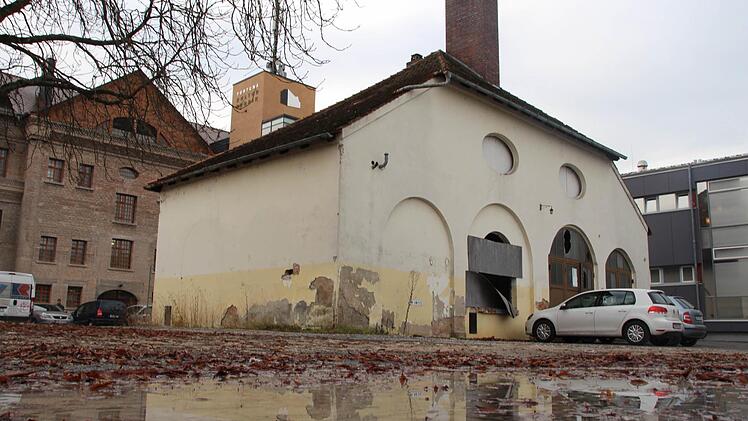 Das denkmalgeschützte Heizhaus im Hinterhof der Kulturfabrik soll renoviert werden. Vorher müssen aber Altlasten raus.  Foto: Christian Bauriedel