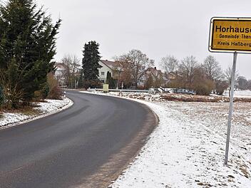 Der Gemeinderat Theres hat beschlossen, die Höherstufung der Gemeindeverbindungsstraßen zwischen Horhausen und Wonfurt und zwischen Horhausen und Dampfach sowie die Ortsdurchfahrt von Horhausen zur Kreisstraße zu beantragen.  Fotos: Ulrike Langer